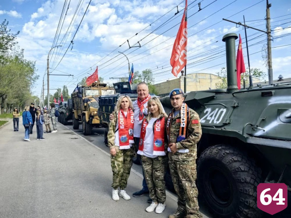 В Саратове состоялся праздничный пробег на бронетехнике
