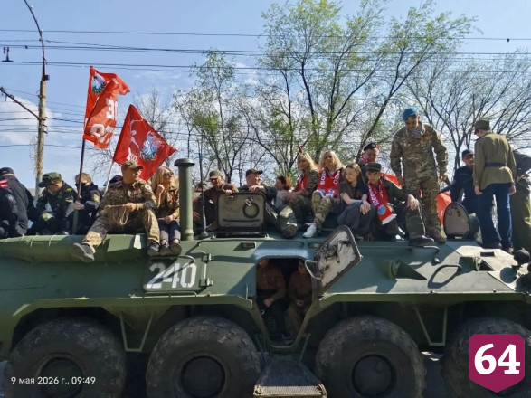 В Саратове состоялся праздничный пробег на бронетехнике