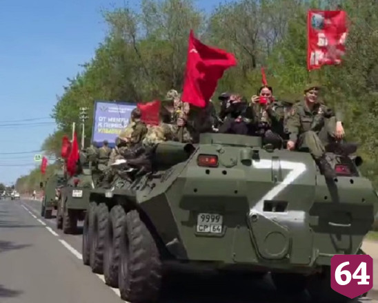 Молодежь на бронемашинах проехала по улицам Саратова