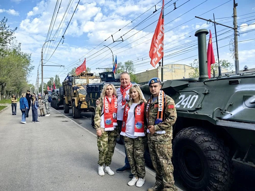 В Саратове состоялся праздничный пробег на бронетехнике