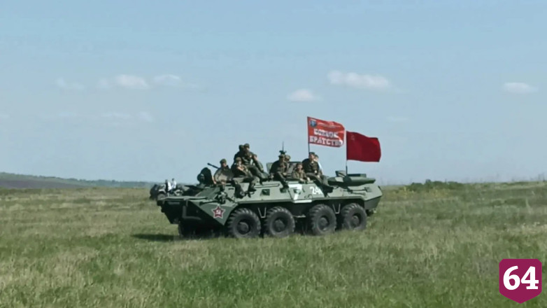 В Саратове состоялся праздничный пробег на бронетехнике